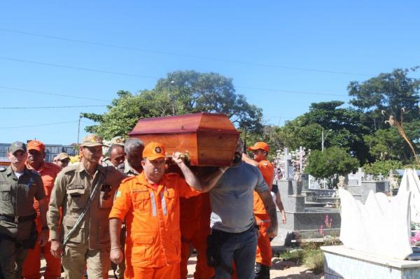 Capitão Anderson foi sepultado no cemitério São José, Zona Norte da capital.(Imagem: Lorena Linhares/G1)