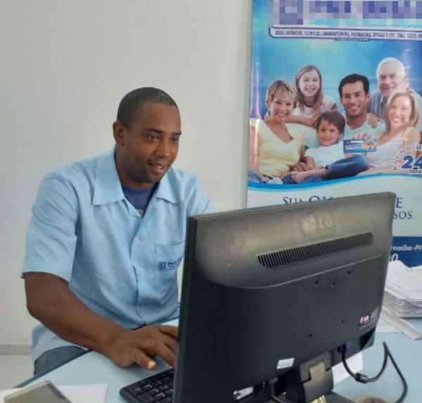 Médico cubano conseguiu emprego como auxiliar administrativo em funerária no Piauí.(Imagem:Arquivo Pessoal)