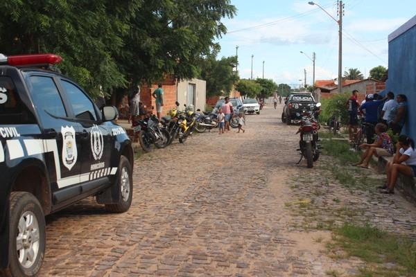 Homem foi encontrado por vizinhos no fim da manhã deste domingo (11).(Imagem:Carlos Rocha / G1 PI)