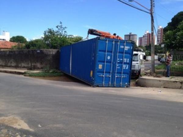 Container de quatro toneladas é arrastado pela chuva em Teresina.(Imagem:Gil Oliveira/G1)