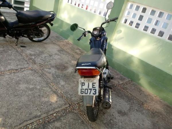 Moto é encontrada em estado de abandono no bairro Alto da Cruz.(Imagem:FlorianoNews)