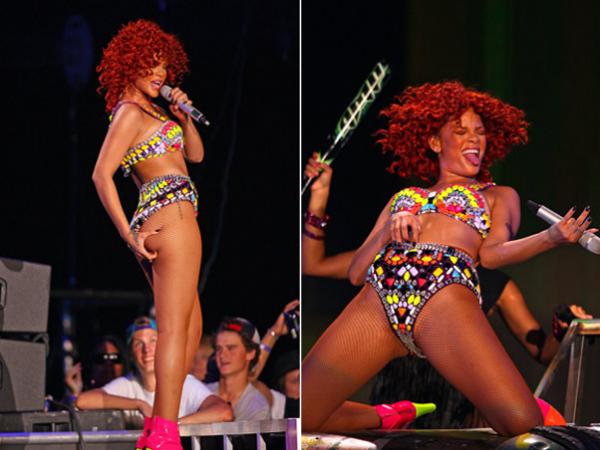 Rihanna se dá um apertão no bumbum e capricha nas caras e bocas durante apresentação da turnê 'Lound'(Imagem:Divulgação)