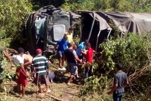 Caminhão com 30 militates do Exército tombou em Barras.(Imagem:Barras Virtual)
