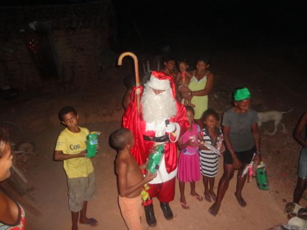 Papai Noel entrega brinquedos e cestas básicas em Floriano. (Imagem:FlorianoNews)