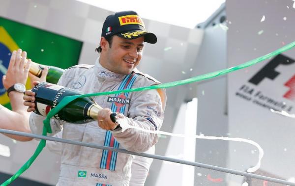 Felipe Massa comemorou muito o terceiro lugar que lhe rendeu o primeiro pódio no GP da Itália.(Imagem:EFE)