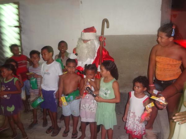 Papai Noel entrega brinquedos e cestas básicas em Floriano. (Imagem:FlorianoNews)