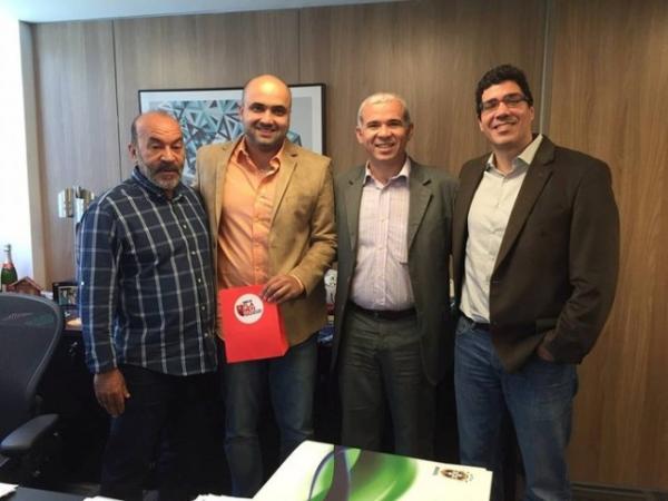 Cesarino Oliveira e Tiago Vasconcelos em encontro com executivos no Rio.(Imagem:Reprodução/Facebook)