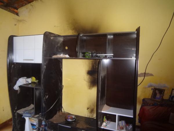 Curto circuito causa incêndio em residência.(Imagem: FlorianoNews)