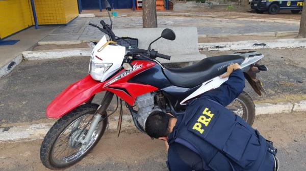 Motocicleta foi apreendida depois que condutor apresentou documento falso.(Imagem:Divulgação/PRF)