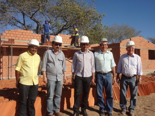  Prefeito visita obras de Conjunto Habitacional em Floriano.(Imagem:FlorianoNews)