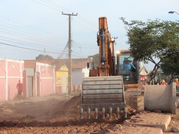 Moradores reclamam do atraso na obra e excesso de poeira.(Imagem:Fernando Brito/G1)