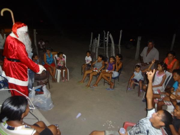 Papai Noel entregou presentes às crianças da localidade Papa Pombo.(Imagem:FlorianoNews)