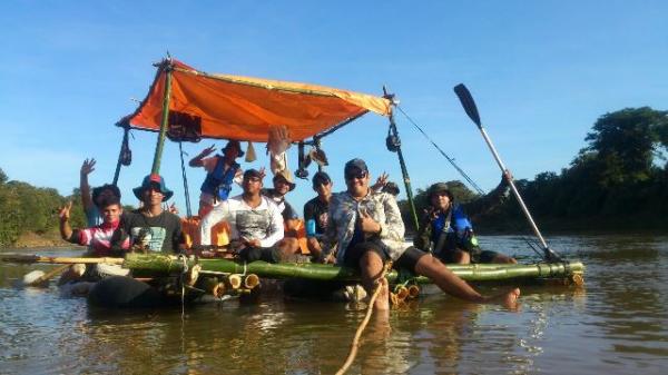 Ambientalistas aventureiros descem o rio Parnaíba em uma jangada de Bambu.(Imagem:Divulgação)