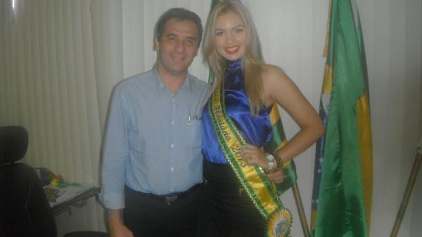 Prefeito Gilberto Júnior recebeu a visita da Miss Floriano.(Imagem:FlorianoNews)