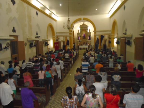Fiéis participam da procissão de Bom Jesus dos Passos em Floriano.(Imagem:FlorianoNews)