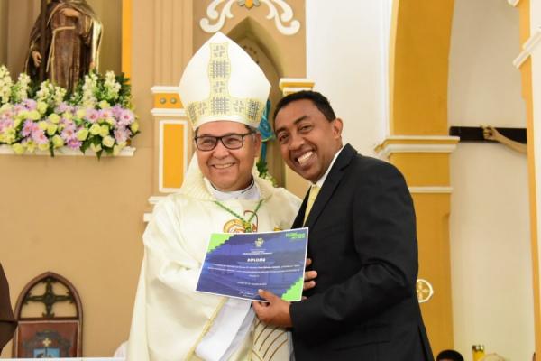 Comenda Agrônomo Francisco Parentes ao bispo diocesano Dom Edivalter Andrade.(Imagem:Secom)