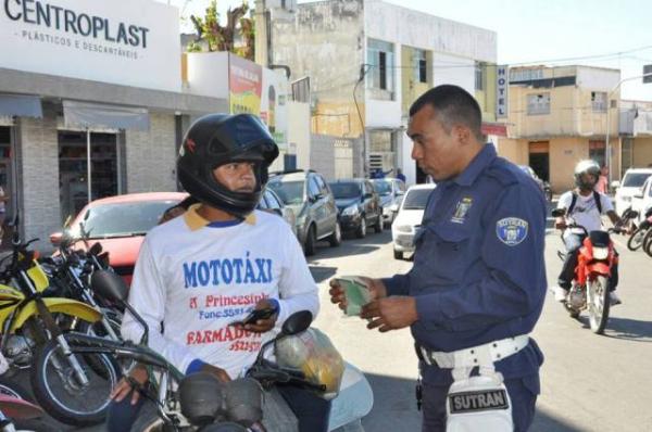 Sutran e PM realizam operação para fiscalizar serviços de mototáxi em Floriano.(Imagem:SECOM)