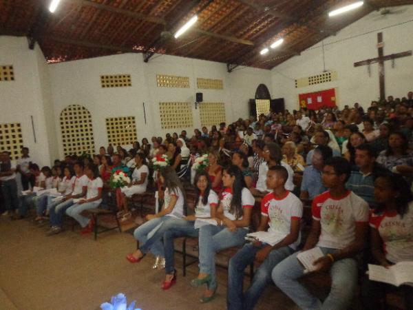 Jovens recebem o Sacramento da Crisma em Floriano.(Imagem:FlorianoNews)