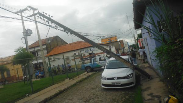 Caminhão arranca fios, quebra poste e danifica carro no centro de Floriano.(Imagem:FlorianoNews)