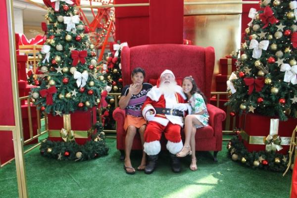 Maria das Dores e a neta Maria Cecília ao lado do Papai Noel.(Imagem:Arquivo pessoal/Ícone Comunicação)