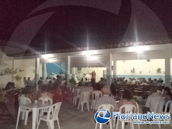 Família participou da missa de 6 anos da morte do radialista Emídio Nonato em Floriano.(Imagem:FlorianoNews)