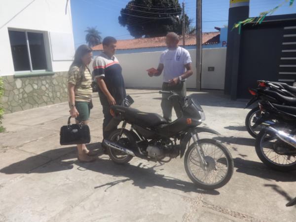 Polícia recupera moto roubada abandonada em Floriano.(Imagem:FlorianoNews)