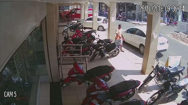 Vídeo mostra homem furtando bicicleta no centro de Floriano.(Imagem:Reprodução/Jc24horas)