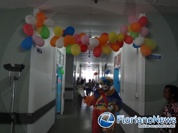 Palhaço Carrapeta leva alegria as crianças do Hospital Regional Tibério Nunes.(Imagem:FlorianoNews)