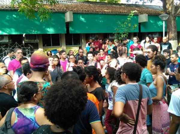 Alunos aguardam a saída do professor Ramon Lemos.(Imagem:Ellyo Teixeira/ G1)