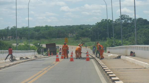 DNIT realiza Operação Tapa-buracos na Ponte sobre o rio Parnaíba.(Imagem:FlorianoNews)