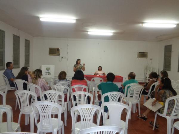 10ª GRE promove reunião com diretores de escolas de Floriano.(Imagem:FlorianoNews)