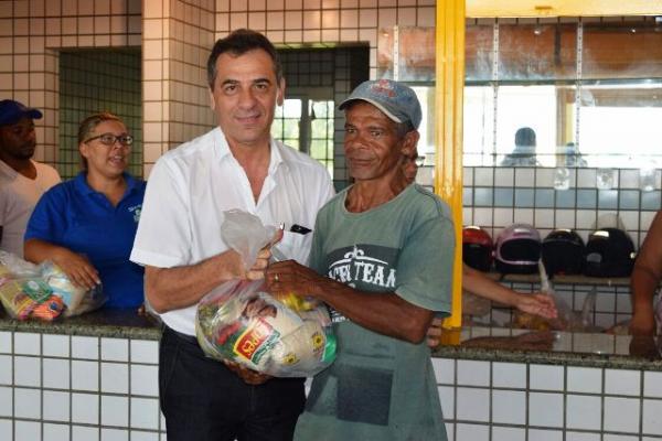 Prefeitura de Floriano começa a distribuição de 2 mil cestas básicas para famílias de baixa renda.(Imagem:Secom)