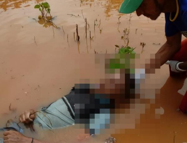 Voluntários da cidade de São José do Peixe, a cerca de 120 km de Floriano, localizaram o corpo de um jovem que se afogou no Rio Piauí.(Imagem:Divulgação/Whats App)