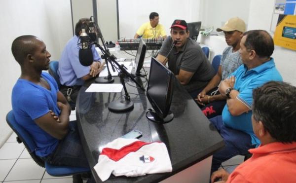 Amarildo e Jacaré frente a frente com demais dirigentes durante entrevista na rádio.(Imagem:Renan Morais/Globoesporte.com)