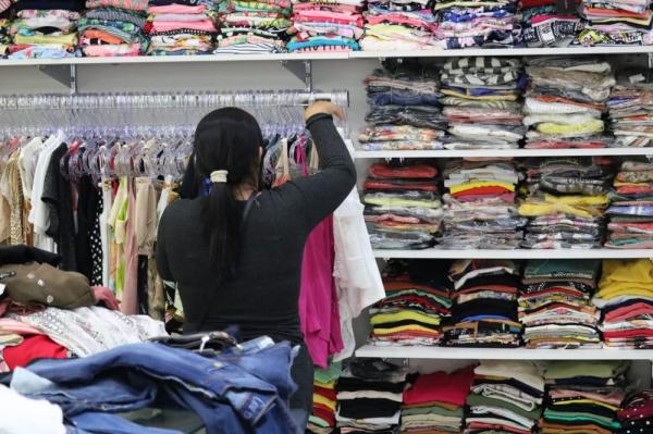 Roupas, calçados e acessórios estão com valores promocionais no Piauí Center Moda.(Imagem:Glayson Costa/G1)