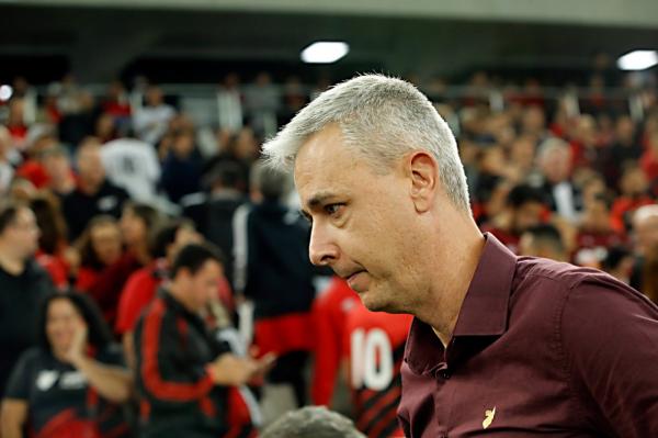 De saída, técnico não comanda mais o Furacão e diz que quer se despedir dos jogadores. Ele deve convocar entrevista coletiva à imprensa.(Imagem:Albari Rosa/Gazeta do Povo)