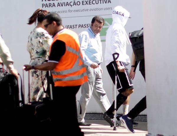 Neymar, de capuz branco, no aeroporto de Brasília.(Imagem:Ueslei Marcelino/Reuters)