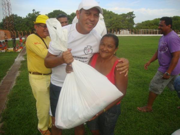 Entrega de Cestas - Jogo Beneficente do Amarelinho(Imagem:redaçao)