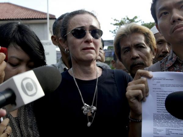 Angelita Muxfeldt, prima de Rodrigo Gularte, fala à imprensa nesta terça-feira sobre execução de primo na Indonésia.(Imagem:AP Photo/Tatan Syuflana)