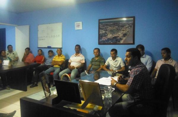 Gleydson Resende preside reunião interna com servidores.(Imagem:FlorianoNews)