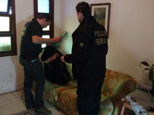 Policiais federais apreendem documentos na casa de suspeito no Rio Grande do Sul durante operação contra fraude em urnas eletrônicas.(Imagem:Polícia Federal/Divulgação)