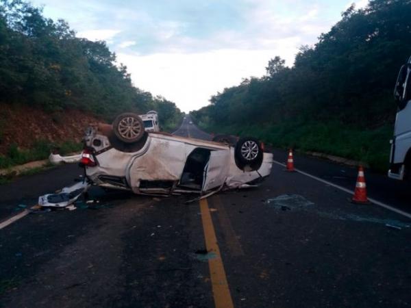 Carro com 6 pessoas capota e mata idosa na BR-343.(Imagem:PRF)