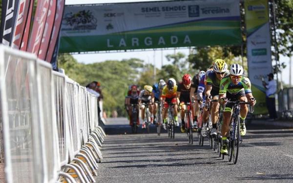 Ciclistas enfrentam prova de resistência no Campeonato Brasileiro em Teresina.(Imagem:AzimuteFoto/MoisesSaba)