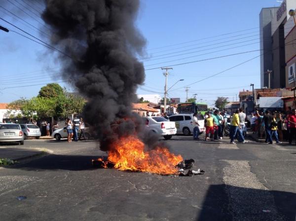 Taxistas fizeram manifestação em frente à Central de Flagrantes em Teresina.(Imagem:Juliano Barros/ G1)