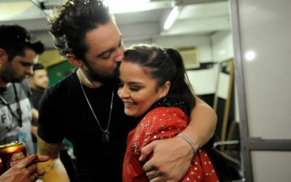 Os cantores Fernando e Maiara juntos no camarim da Festa do Peão de Americana.(Imagem:Júlio César Costa/G1)