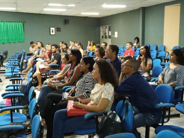 Estudantes do Curso de Letras da UESPI de Floriano debatem sobre ensino.(Imagem: Letras da UESPI)