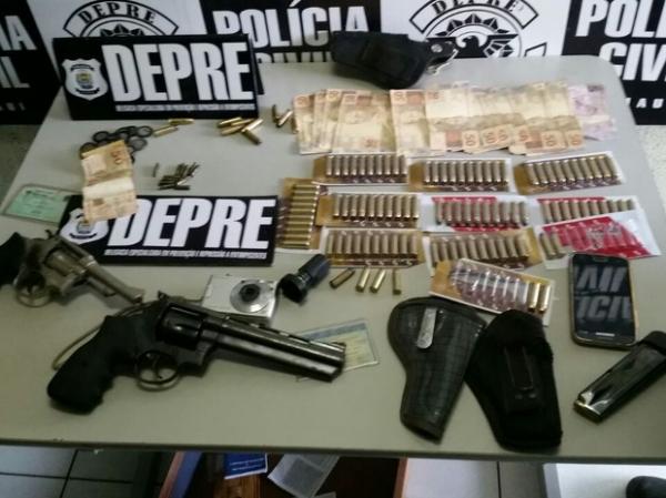 Armas e munições que foram enontrados com os suspeitos.(Imagem:Divulgação/Polícia Civil)