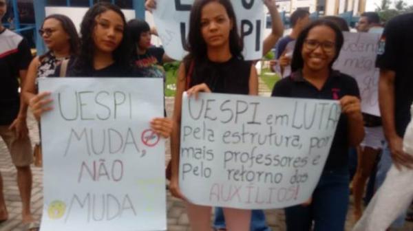 Acadêmicos da UESPI de Floriano realizam manifestação em busca de melhorias (Imagem:FlorianoNews)
