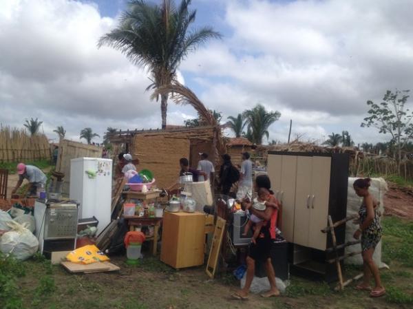 Famílias retiram os pertences de dentro das casas. (Imagem: Gil Oliveira/G1)