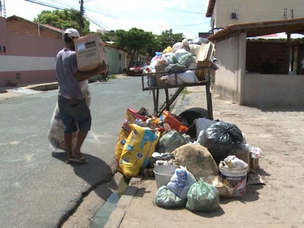 Sem coleta, lixo se acumulou pelas calçadas e ruas de Teresina.(Imagem:Reprodução/TV Clube)